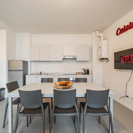 - Spazioso Vicino Metro Apartman